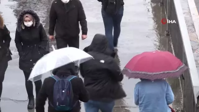 Taksim'de rüzgar ve yağmur vatandaşlara zor anlar yaşattı Taksim'de rüzgar ve yağmur vatandaşlara zor anlar yaşattı