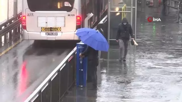 Taksim'de rüzgar ve yağmur vatandaşlara zor anlar yaşattı Taksim'de rüzgar ve yağmur vatandaşlara zor anlar yaşattı