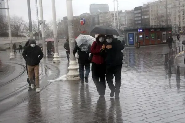 İSTANBUL'DA YAĞMUR ETKİLİ OLUYOR İSTANBUL'DA YAĞMUR ETKİLİ OLUYOR