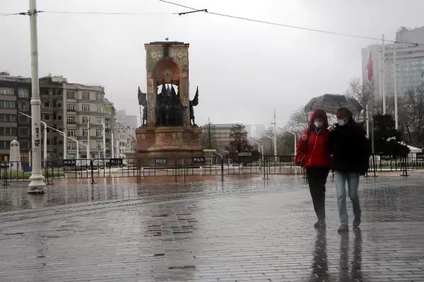 İSTANBUL'DA YAĞMUR ETKİLİ OLUYOR İSTANBUL'DA YAĞMUR ETKİLİ OLUYOR