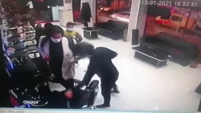 İSTANBUL-KİMSEYE ALDIRMADAN CEP TELEFONLARINI ÇALDI, O ANLAR GÜVENLİK KAMERALARINA YANSIDI İSTANBUL-KİMSEYE ALDIRMADAN CEP TELEFONLARINI ÇALDI, O ANLAR GÜVENLİK KAMERALARINA YANSIDI