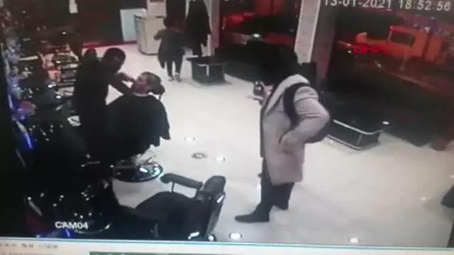 İSTANBUL-KİMSEYE ALDIRMADAN CEP TELEFONLARINI ÇALDI, O ANLAR GÜVENLİK KAMERALARINA YANSIDI İSTANBUL-KİMSEYE ALDIRMADAN CEP TELEFONLARINI ÇALDI, O ANLAR GÜVENLİK KAMERALARINA YANSIDI