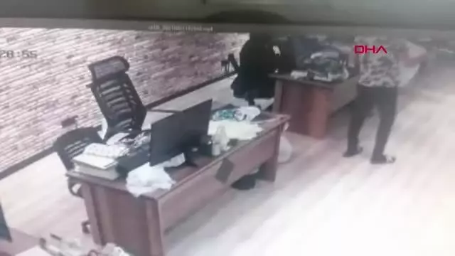 İSTANBUL-KİMSEYE ALDIRMADAN CEP TELEFONLARINI ÇALDI, O ANLAR GÜVENLİK KAMERALARINA YANSIDI İSTANBUL-KİMSEYE ALDIRMADAN CEP TELEFONLARINI ÇALDI, O ANLAR GÜVENLİK KAMERALARINA YANSIDI
