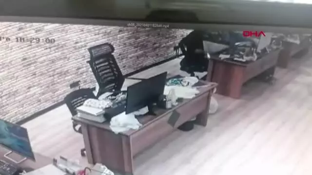 İSTANBUL-KİMSEYE ALDIRMADAN CEP TELEFONLARINI ÇALDI, O ANLAR GÜVENLİK KAMERALARINA YANSIDI İSTANBUL-KİMSEYE ALDIRMADAN CEP TELEFONLARINI ÇALDI, O ANLAR GÜVENLİK KAMERALARINA YANSIDI