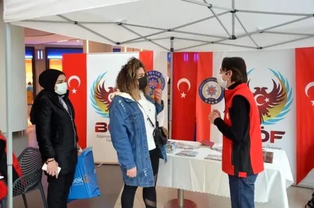 İstanbul Terörle Mücadele Şubesi, terör örgütlerine karşı vatandaşları bilgilendiriyor İstanbul Terörle Mücadele Şubesi, terör örgütlerine karşı vatandaşları bilgilendiriyor