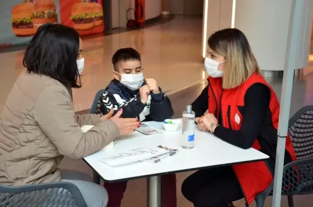 İstanbul Terörle Mücadele Şubesi, terör örgütlerine karşı vatandaşları bilgilendiriyor İstanbul Terörle Mücadele Şubesi, terör örgütlerine karşı vatandaşları bilgilendiriyor