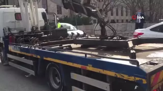 İYİ Partili Yılmaz ve eşi Meclisteki kazada yaralandı İYİ Partili Yılmaz ve eşi Meclisteki kazada yaralandı
