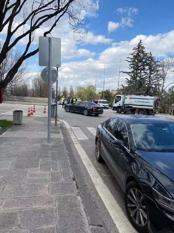 İYİ Partili Yılmaz ve eşi, TBMM'de trafik kazasında yaralandı (2) İYİ Partili Yılmaz ve eşi, TBMM'de trafik kazasında yaralandı (2)