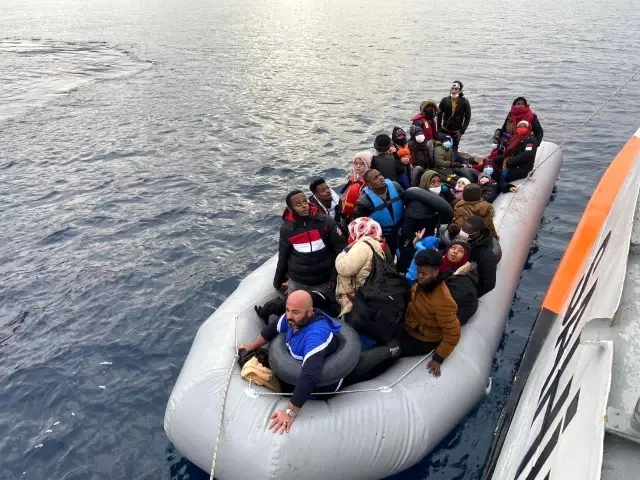 İzmir'de 64 düzensiz göçmen kurtarıldı İzmir'de 64 düzensiz göçmen kurtarıldı