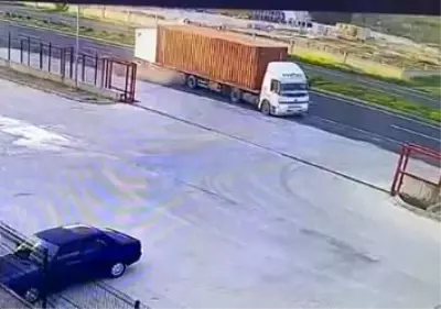 Son dakika: İzmir'de meydana gelen feci kaza kamerada Son dakika: İzmir'de meydana gelen feci kaza kamerada