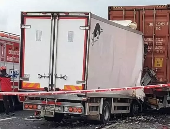 Son dakika: İzmir'de meydana gelen feci kaza kamerada Son dakika: İzmir'de meydana gelen feci kaza kamerada