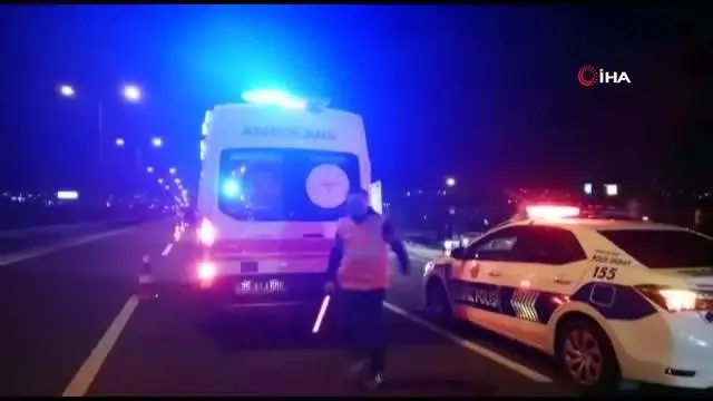 İzmir'de otomobil tıra arkadan çarptı: 1 ölü, 1 yaralı İzmir'de otomobil tıra arkadan çarptı: 1 ölü, 1 yaralı