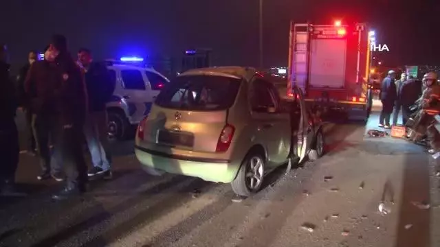 İzmir'de otomobil tıra arkadan çarptı: 1 ölü, 1 yaralı İzmir'de otomobil tıra arkadan çarptı: 1 ölü, 1 yaralı
