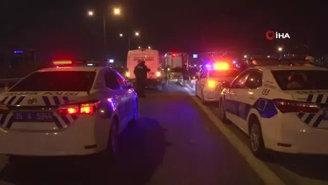 İzmir'de otomobil tıra arkadan çarptı: 1 ölü, 1 yaralı İzmir'de otomobil tıra arkadan çarptı: 1 ölü, 1 yaralı