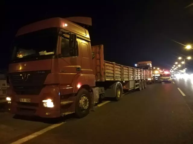 İzmir'de otomobil tıra arkadan çarptı: 1 ölü, 1 yaralı İzmir'de otomobil tıra arkadan çarptı: 1 ölü, 1 yaralı
