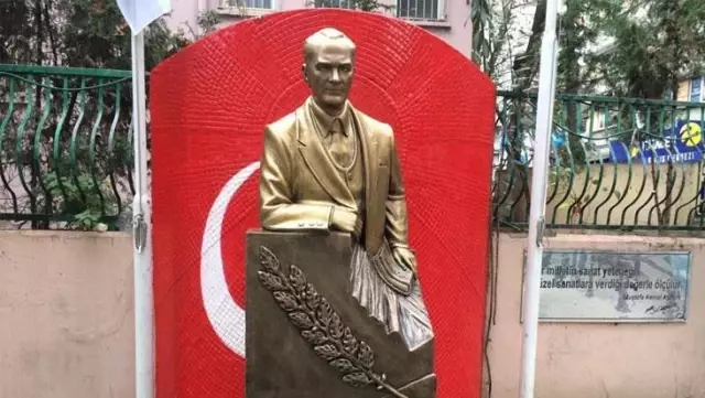 İzmit Belediyesi'nin 72 bin TL'ye Atatürk heykeli yaptırdığı iddiası İzmit Belediyesi'nin 72 bin TL'ye Atatürk heykeli yaptırdığı iddiası