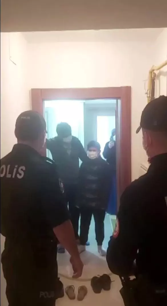 Son dakika: İzolasyondaki aileye polislerden doğum günü sürprizi Son dakika: İzolasyondaki aileye polislerden doğum günü sürprizi