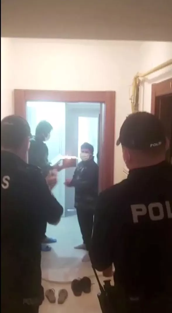 Son dakika: İzolasyondaki aileye polislerden doğum günü sürprizi Son dakika: İzolasyondaki aileye polislerden doğum günü sürprizi