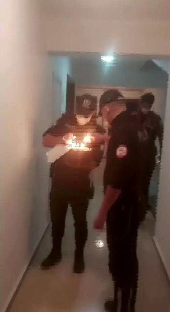 Son dakika: İzolasyondaki aileye polislerden doğum günü sürprizi Son dakika: İzolasyondaki aileye polislerden doğum günü sürprizi