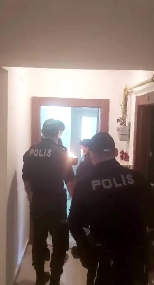 Son dakika: İzolasyondaki aileye polislerden doğum günü sürprizi Son dakika: İzolasyondaki aileye polislerden doğum günü sürprizi