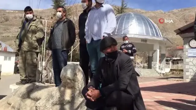 Son dakika haberleri: Jandarma tarihi eseri müzeyi götürmek istedi, köylüler üzerine oturarak böyle tepki gösterdi: 'Veremem abi' Son dakika haberleri: Jandarma tarihi eseri müzeyi götürmek istedi, köylüler üzerine oturarak böyle tepki gösterdi: 'Veremem abi'
