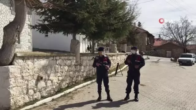 Son dakika haberleri: Jandarma tarihi eseri müzeyi götürmek istedi, köylüler üzerine oturarak böyle tepki gösterdi: 'Veremem abi' Son dakika haberleri: Jandarma tarihi eseri müzeyi götürmek istedi, köylüler üzerine oturarak böyle tepki gösterdi: 'Veremem abi'