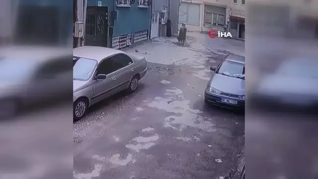 Kadın hırsızlar kredi kartı ile girdikleri evden servet götürdü...O anlar kamerada Kadın hırsızlar kredi kartı ile girdikleri evden servet götürdü...O anlar kamerada