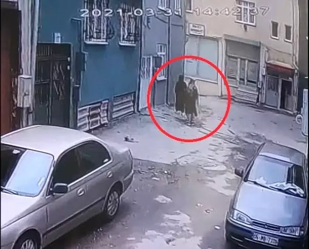 Kadın hırsızlar kredi kartı ile girdikleri evden servet götürdü Kadın hırsızlar kredi kartı ile girdikleri evden servet götürdü