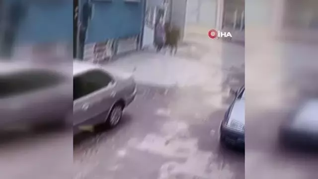 Kadın hırsızlar kredi kartı ile girdikleri evden servet götürdü...O anlar kamerada Kadın hırsızlar kredi kartı ile girdikleri evden servet götürdü...O anlar kamerada