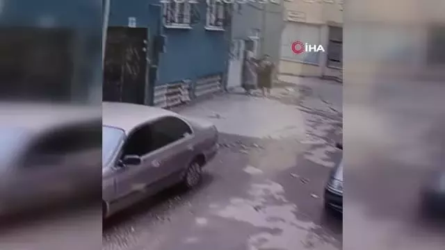 Kadın hırsızlar kredi kartı ile girdikleri evden servet götürdü...O anlar kamerada Kadın hırsızlar kredi kartı ile girdikleri evden servet götürdü...O anlar kamerada