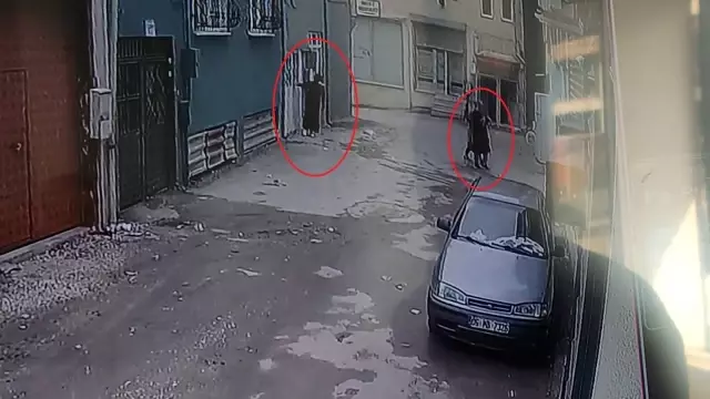 Kadın hırsızlar kredi kartı ile girdikleri evden servet götürdü Kadın hırsızlar kredi kartı ile girdikleri evden servet götürdü
