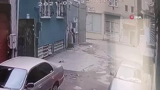 Kadın hırsızlar kredi kartı ile girdikleri evden servet götürdü...O anlar kamerada Kadın hırsızlar kredi kartı ile girdikleri evden servet götürdü...O anlar kamerada