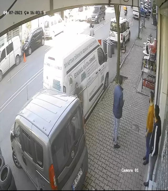 Kağıthane'de aracın çarptığı motosikletli genç ağır yaralandı.. O anlar kamerada Kağıthane'de aracın çarptığı motosikletli genç ağır yaralandı.. O anlar kamerada