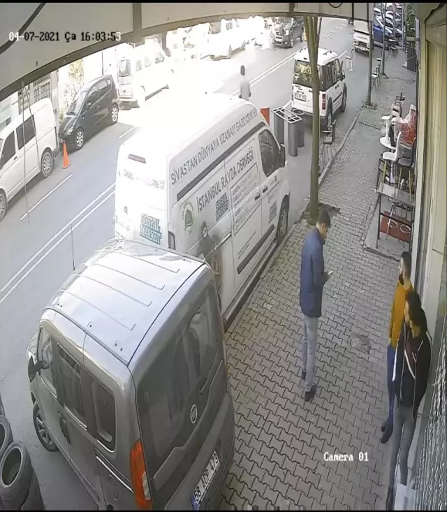 Kağıthane'de aracın çarptığı motosikletli genç ağır yaralandı.. O anlar kamerada Kağıthane'de aracın çarptığı motosikletli genç ağır yaralandı.. O anlar kamerada