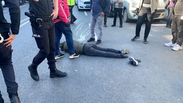 Kağıthane'de aracın çarptığı motosikletli genç ağır yaralandı.. O anlar kamerada Kağıthane'de aracın çarptığı motosikletli genç ağır yaralandı.. O anlar kamerada