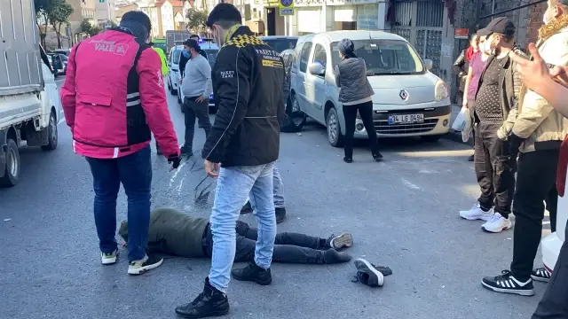 Kağıthane'de aracın çarptığı motosikletli genç ağır yaralandı.. O anlar kamerada Kağıthane'de aracın çarptığı motosikletli genç ağır yaralandı.. O anlar kamerada