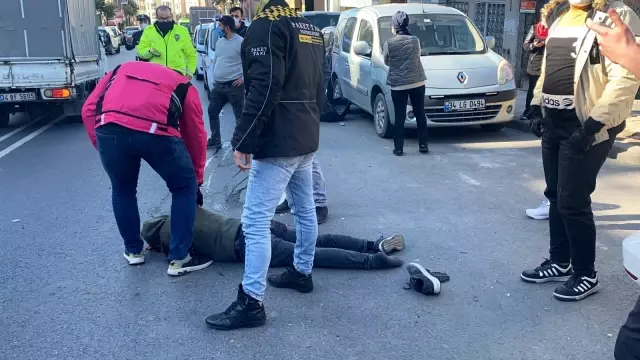 Kağıthane'de aracın çarptığı motosikletli genç ağır yaralandı.. O anlar kamerada Kağıthane'de aracın çarptığı motosikletli genç ağır yaralandı.. O anlar kamerada
