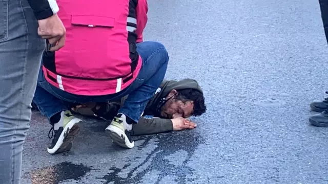 Kağıthane'de aracın çarptığı motosikletli genç ağır yaralandı.. O anlar kamerada Kağıthane'de aracın çarptığı motosikletli genç ağır yaralandı.. O anlar kamerada