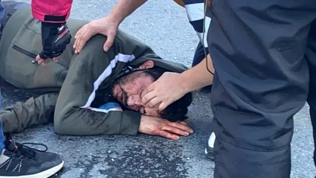 Kağıthane'de aracın çarptığı motosikletli genç ağır yaralandı.. O anlar kamerada Kağıthane'de aracın çarptığı motosikletli genç ağır yaralandı.. O anlar kamerada