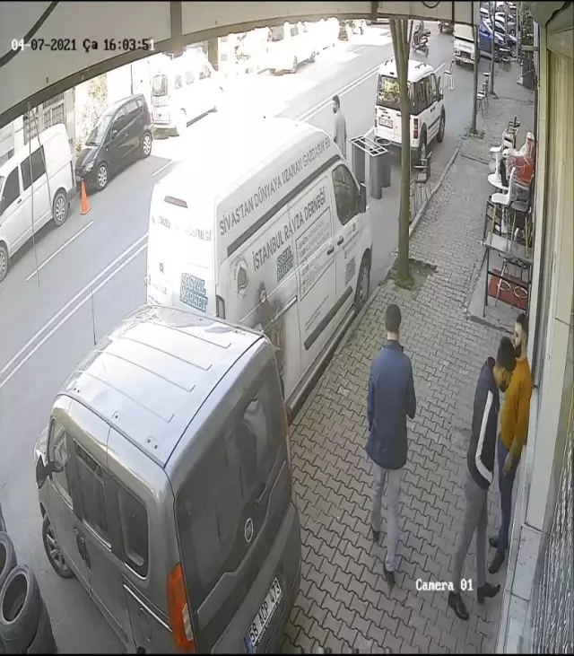 Kağıthane'de aracın çarptığı motosikletli genç ağır yaralandı.. O anlar kamerada Kağıthane'de aracın çarptığı motosikletli genç ağır yaralandı.. O anlar kamerada