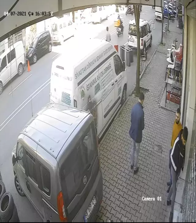 Kağıthane'de aracın çarptığı motosikletli genç ağır yaralandı.. O anlar kamerada Kağıthane'de aracın çarptığı motosikletli genç ağır yaralandı.. O anlar kamerada