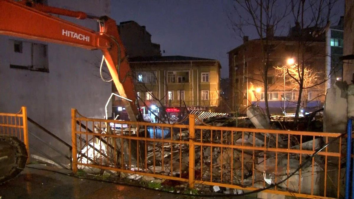 Kağıthane'de çöken metruk bina kontrollü şekilde yıkıldı
