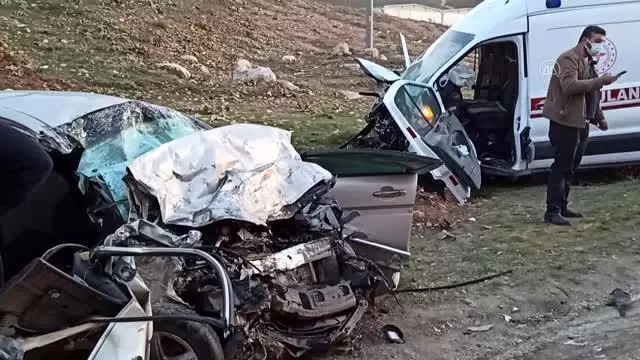 Son dakika... KAHRAMANMARAŞ - Ambulans ile otomobil çarpıştı: 3 ölü, 3 yaralı (2) Son dakika... KAHRAMANMARAŞ - Ambulans ile otomobil çarpıştı: 3 ölü, 3 yaralı (2)