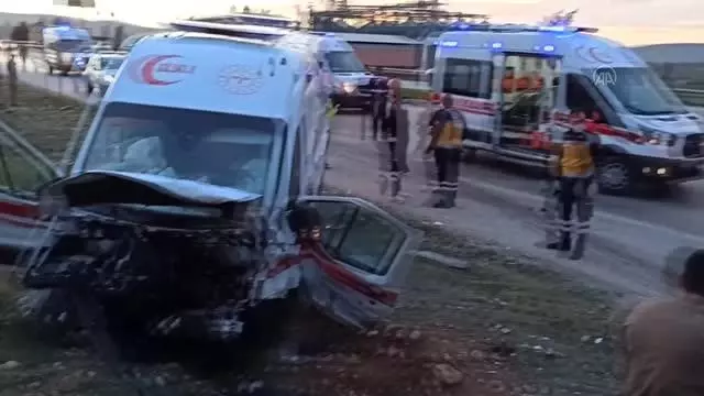Son dakika... KAHRAMANMARAŞ - Ambulans ile otomobil çarpıştı: 3 ölü, 3 yaralı (2) Son dakika... KAHRAMANMARAŞ - Ambulans ile otomobil çarpıştı: 3 ölü, 3 yaralı (2)