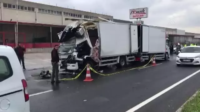 Kamyonet ile tır çarpıştı: 1 ölü, 2 yaralı (2) Kamyonet ile tır çarpıştı: 1 ölü, 2 yaralı (2)