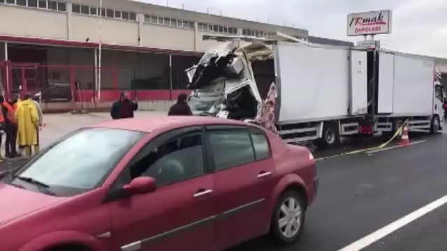 Kamyonet ile tır çarpıştı: 1 ölü, 2 yaralı (2) Kamyonet ile tır çarpıştı: 1 ölü, 2 yaralı (2)