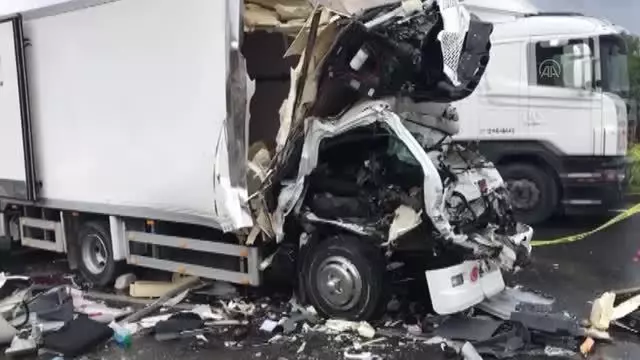 Kamyonet ile tır çarpıştı: 1 ölü, 2 yaralı (2) Kamyonet ile tır çarpıştı: 1 ölü, 2 yaralı (2)
