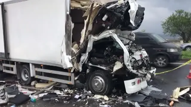 Kamyonet ile tır çarpıştı: 1 ölü, 2 yaralı (2) Kamyonet ile tır çarpıştı: 1 ölü, 2 yaralı (2)