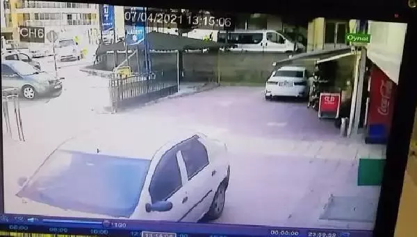 Son dakika haber! Kamyonetin altında kalmaktan kıl payı kurtuldular; o anlar kamerada Son dakika haber! Kamyonetin altında kalmaktan kıl payı kurtuldular; o anlar kamerada