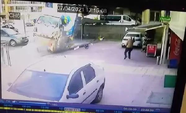 Son dakika haber! Kamyonetin altında kalmaktan kıl payı kurtuldular; o anlar kamerada Son dakika haber! Kamyonetin altında kalmaktan kıl payı kurtuldular; o anlar kamerada